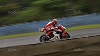 Pebalap Indonesia, Dimas Ekky (kanan) melaju kencang saat turun pada kelas Supersport 600cc Asia Road Racing Championship di Sentul International Circuit, Bogor (13/8/2017). Dimas Ekky finish urutan keempat. (Bola.com/Nicklas Hanoatubun)