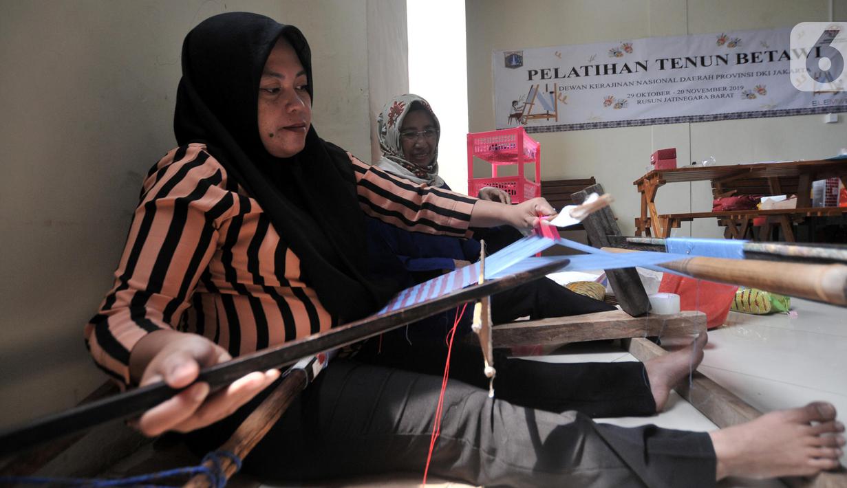 Warga menyelesaikan pembuatan tenun saat Pelatihan Tenun Betawi yang diselenggarakan Dewan Kerajinan Nasional Daerah (Dekranasda) DKI Jakarta di Rusun Jatinegara Barat, Rabu (6/11/2019). Dalam pelatihan ini warga dilatih membuat tenun dengan tema ornamen budaya Betawi. (merdeka.com/Iqbal Nugroho)
