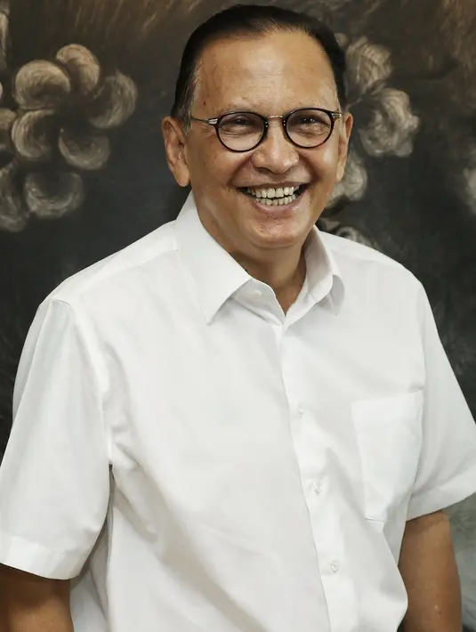 Berita ini berawal dari Dini Indriani, yang mengunggah foto bersama Roy Marten. Beberapa foto yang diunggah itu membuat beragam tanggapan dari masyarakat. Seperti diketahui, ayah Gading Matin itu menikah dengan Anna Maria sejak 1982 silam. (Adrian Putra/B