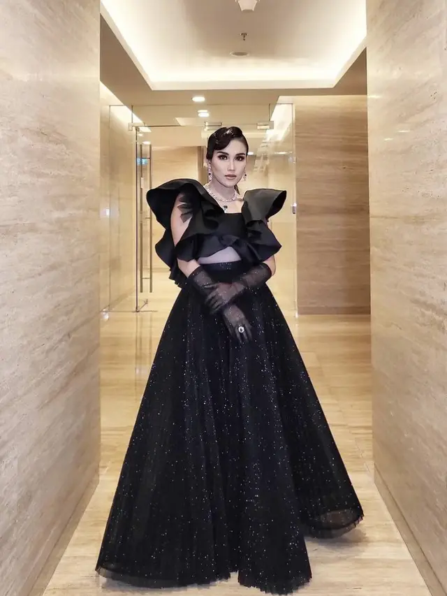 Ayu Ting Ting kenakan busana serba hitam yang serasi dengan Ivan Gunawan, credit: @ayutingting92