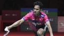 Pebulutangkis Tunggal Putra Indonesia, Chico Aura Dwi Wardoyo mengembalikan kok ke arah Angus Ng Ka Long dari Hong Kong pada pertandingan semifinal Indonesia Masters 2023 di Istora Senayan, Jakarta, Jumat (27/1/2023). Dengan demikian, tercipta All Indonesian Final di partai puncak tunggal putra. (AP Photo/Tatan Syuflana)
