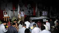 Sejumlah kerabat dan anggota Partai Gerindra membacakan ayat suci Al-Qur'an saat persemayaman jenazah Suhardi di kantor DPP Partai Gerindra, (29/8/2014). (Liputan6.com/Helmi Fithriansyah)