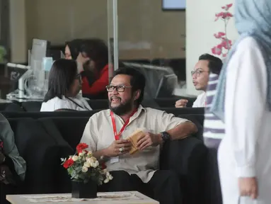 Politikus Partai Golkar Yorrys Raweyai menunggu di lobi gedung KPK, Jakarta, Senin (14/5). Yorrys diperiksa sebagai saksi untuk tersangka Anggota Komisi I DPR dari Fraksi Golkar, Fayakhun Andriadi. (Merdeka.com/Dwi Narwoko)