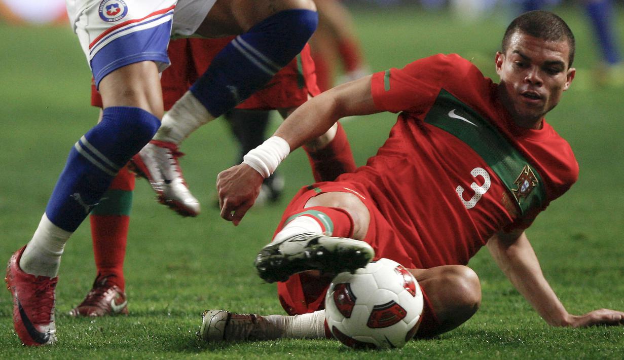 Alasan ketiga adalah duet lintas generasi jantung pertahanan Skuad Portugal yang sangat kokoh. Pepe, sebagai pemain paling gaek di Euro 2020 dan paling matang dalam pengalaman akan berduet dengan Ruben Dias, pemain muda yang enejik. (Foto: AFP/Patricia De Melo Moreira)