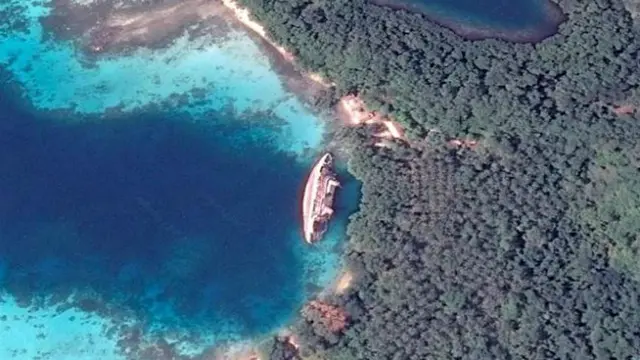 Penampakan kapal karam melalui Google Earth.