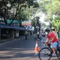 Petugas kepolisian menghalau pesepeda yang melintasi kawasan Sukajadi, Kota Bandung, Minggu (4/7/2021). Kegiatan penghalauan ini dilakukan seiring penerapan pemberlakuan pembatasan kegiatan masyarakat (PPKM) darurat. (Foto: Liputan6.com/Huyogo Simbolon)