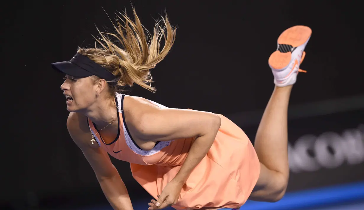  Petenis Russia, Maria Sharapova melakukan servis ke arah lawannya pada hari ke-5 turnamen tenis Australian Open 2016  di Melbourne, Jumat (22/1/2016).  (AFP/Greg Wood)