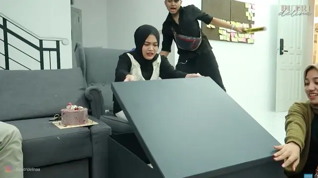 Momen Ulang Tahun Putri Delina yang Ke-20. (Sumber: YouTube/Putri Delina)