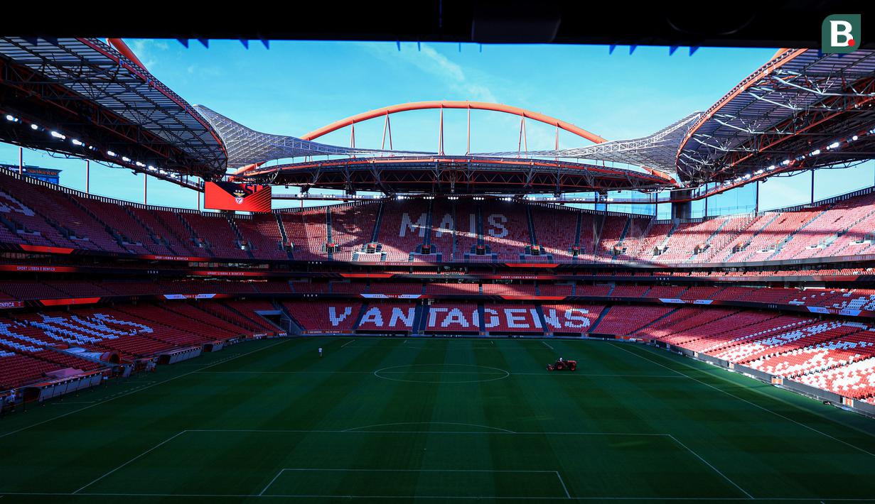 Estadio da Luz terletak di kota Lisbon, tak jauh dari kandang rival sekota Sporting CP, Estadio Jose Alvalade. Kemegahan semakin terasa ketika berjalan mendekat stadion. Nuansa merah dengan hiasan gambar para pemain kebanggan menuntun langkah menuju ke dalam Estadio Da Luz. (Bola.com/Bagaskara Lazuardi)