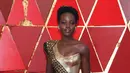 Kamu pasti setuju, aktris Black Panther, Lupita Nyong'o mengenakan gaun terbaik. Ia tampak sangat mengagumkan dengan dress berwarna emas yang dipadankan dengan hitam. (Getty Images/news.com.au)