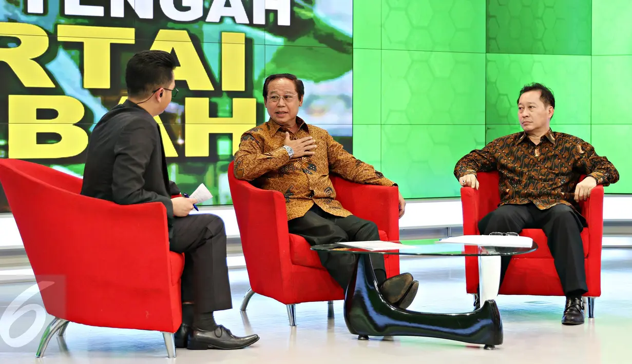 Ketua Umum PPP hasil Muktamar Jakarta, Djan Faridz (tengah) dan Waketum PPP hasil Muktamar Jakarta Humphrey Djemat (kanan) hadir dalam diskusi bertajuk 'Jalan Tengah Partai Ka'bah' di Jakarta, Minggu (24/1/2016). (Liputan6.com/ Immanuel Antonius)