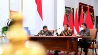 Presiden Joko Widodo dan Menteri Koordinator Bidang Perekonomian Airlangga Hartarto saat konferensi pers larangan ekspor bauksit di Istana Merdeka, Rabu (21/12/2022).