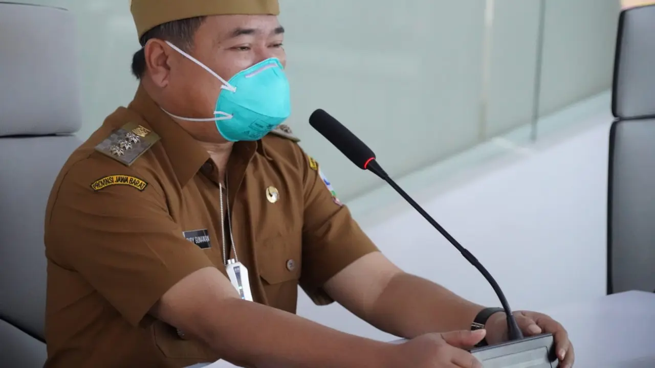 Bupati Garut Rudy Gunawan mengatakan, pelantikan ratusan kades terpilih secara virtual tersebut, sesuai dengan intruksi dari Menteri Dalam Negeri untuk menghindari terjadinya penyebaran covid-19.