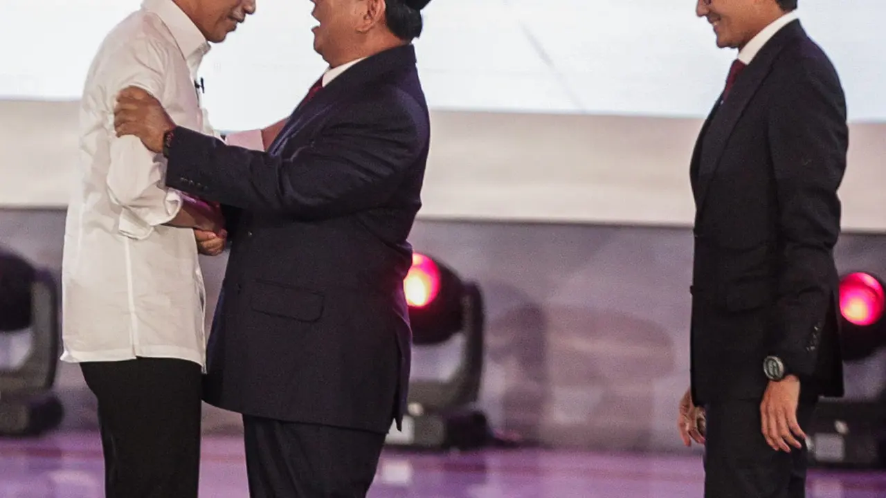 Peluk Hangat Jokowi - Prabowo Akhiri Debat Perdana Pilpres 2019
