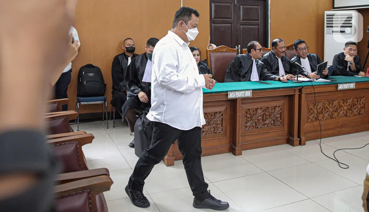 Terdakwa kasus pembunuhan Brigadir Nopriansyah Yosua Hutabarat atau Brigadir J, Kuat Ma'ruf tiba untuk menjalani sidang lanjutan di Pengadilan Negeri Jakarta Selatan, Jakarta, Rabu (26/10/2022). Dalam sidang tersebut hakim menolak eksepsi Kuat Ma'ruf. (Liputan6.com/Faizal Fanani)