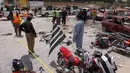 Personel keamanan berjaga di lokasi serangan bom bunuh diri di Quetta, Pakistan, Rabu (25/7). Selain menewaskan 31 orang, lebih dari 30 lainnya terluka. (AP Photo/Arshad Butt)