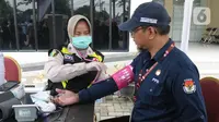 Petugas medis dari Rumah Sakit Polri melakukan pemeriksaan kesehatan kepada petugas-petugas Pemilu 2024 di GOR Kecamatan Duren Sawit, Jakarta, Jumat (16/2/2024). (merdeka.com/Imam Buhori)