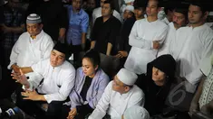 Keluarga dan pihak manajemen Olga Syahputra saat jumpa pers di kediaman orangtua Olga di Jakarta, Jumat (3/4/2015). Penjelasan itu dilakukan untuk meluruskan berbagai kabar miring mengenai penyakit pria berusia 32 tahun itu. (Liputan6.com/Herman Zakharia)