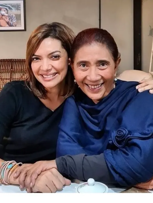 Momen saling rangkul satu sama lain menjadi bukti bahwa keduanya sangat dekat. Najwa Shihab terlihat sumringah bisa bertemu dengan sosok hebat, Susi Pudjiastuti. Sebelum akrab, keduanya memang sering bertemu secara profesional sebagai jurnalis dan narasumber. (Liputan6.com/IG/@najwashihab)