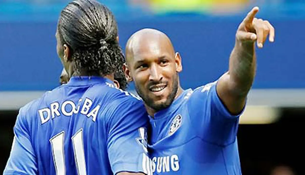 Striker Chelsea, Nicolas Anelka (kanan) merayakan gol pembuka kemenangan bersama Didier Drogba di laga Liga Premiar menghadapi Burnley di Stamford Bridge, London, 29 Agustus 2009. AFP PHOTO/IAN KINGTON