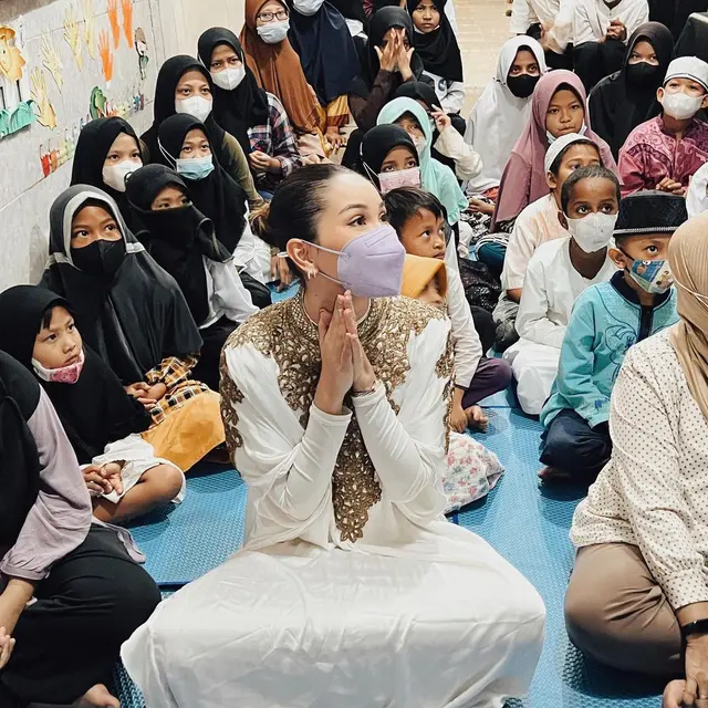 6 Momen Alyssa Daguise Rayakan Ultahnya di Panti Asuhan, Menawan Pakai Kaftan