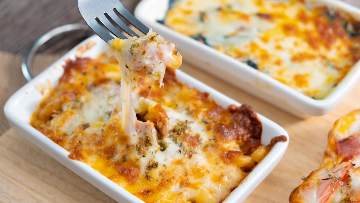 Sepiring makaroni bakar mozzarella dengan lelehan keju yang menggoda