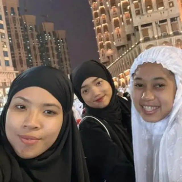 Wujudkan Impian Vannesa Angel, Ini 6 Potret Fuji dan Pengasuh Gala di Tanah Suci