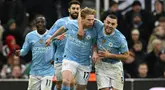 Pemain Manchester City, Kevin De Bruyne (kedua kanan) melakukan selebrasi bersama rekan-rekannya setelah mencetak gol penyeimbang 2-2 ke gawang Newcastle United pada laga lanjutan Liga Inggris 2023/2024 di St James' Park, Newcastle, Inggris, Minggu (14/01/2024) dini hari WIB. (AFP/Oli Scarff)