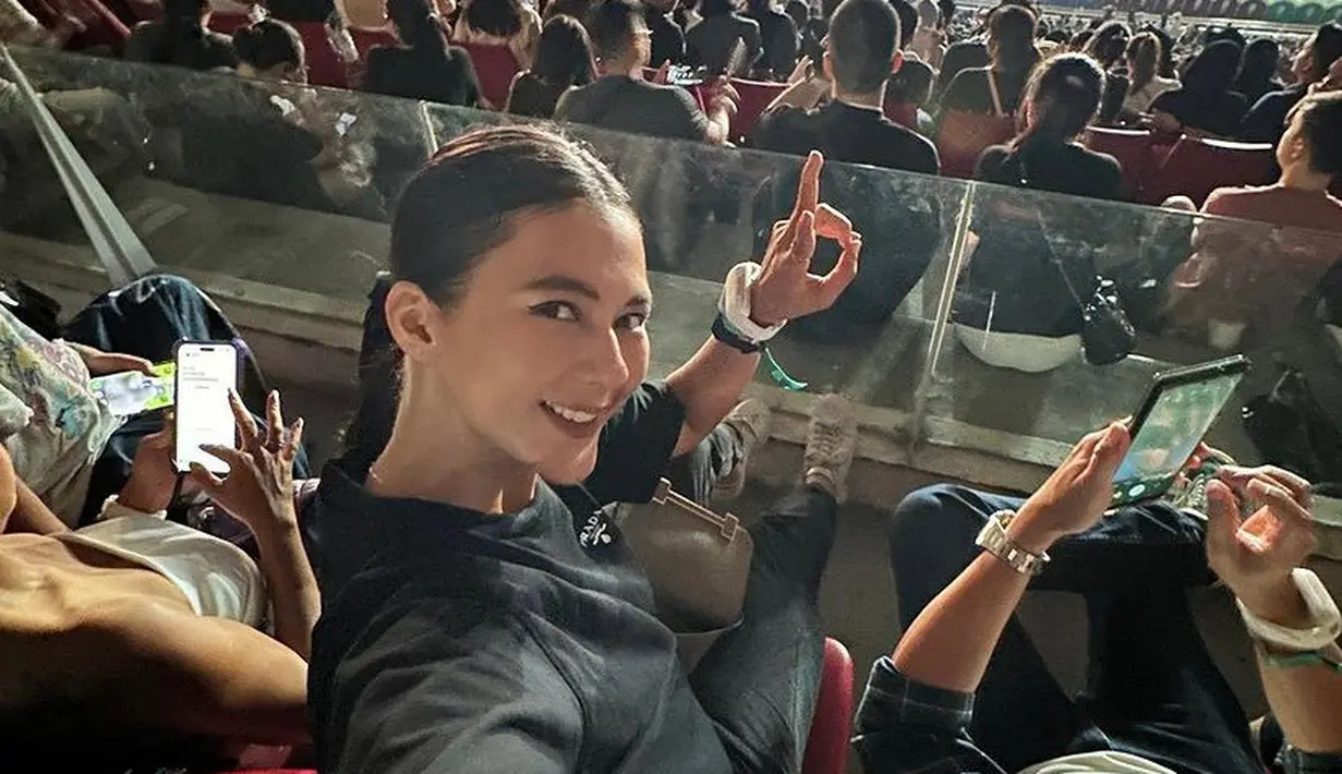 Paula Verhoeven pun hadir dengan kaos hitam lengan pendek dipadukan celana hitam dan sneakers putihnya. [@paula_verhoeven]
