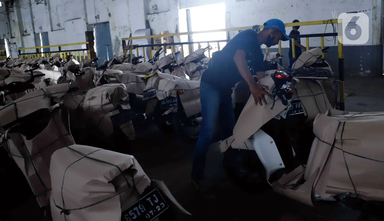 <p>Petugas mengemas sepeda motor sebelum dikirim menggunakan kereta di Stasiun Kampung Bandan, Jakarta Utara, Selasa (26/4/2022). PT Kereta Api Indonesia (KAI) Logistik (Kalog) menyediakan 9.280 kuota pengiriman sepeda motor gratis selama arus mudik dan arus balik Lebaran 2022. (Liputan6.com/Herman Zakharia)</p>