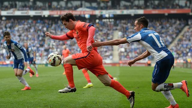 Barcelona berhasil membungkam Espanyol dua gol tanpa balas di laga pekan ke-33 La Liga Spanyol yang berlangsung di Estadi Cornelle-El Prat, Sabtu (25/4/2015) malam WIB.