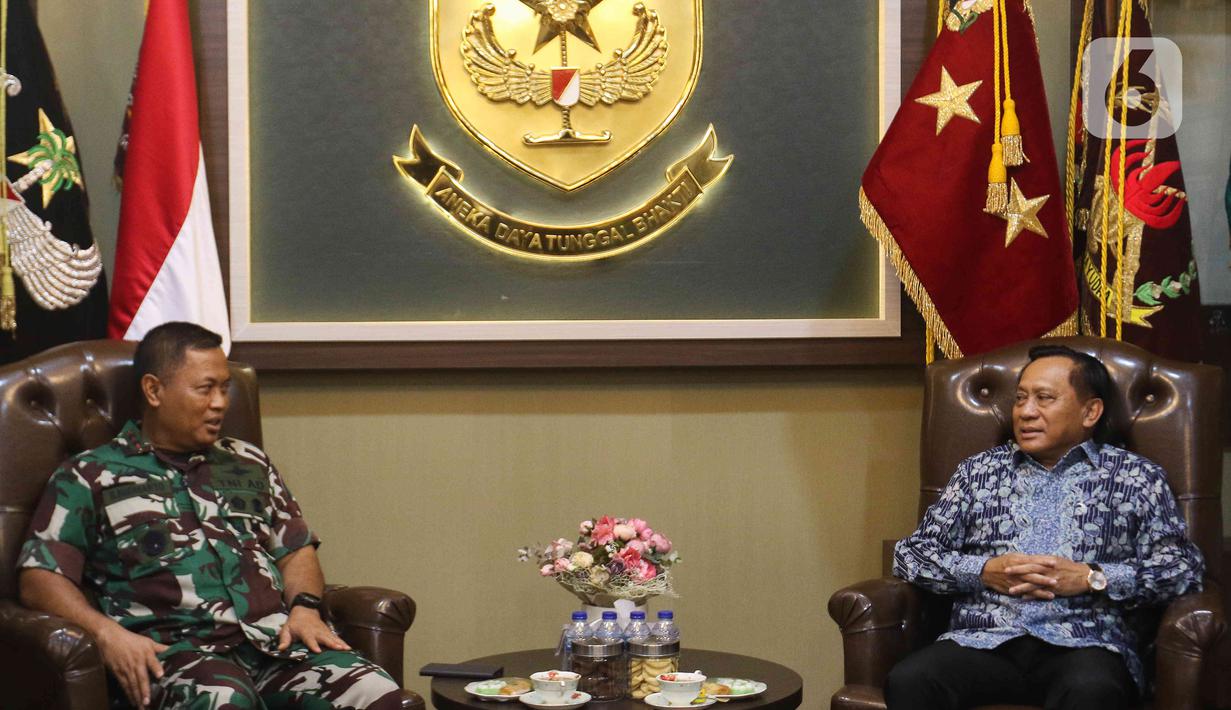 Direktur Utama Indosiar & Direktur grup SCM Imam Sudjarwo berbincang dengan Panglima Kodam (Pangdam) Jaya Mayor Jenderal Untung Budiharto saat silaturahmi SCM/Emtek Group Audiensi di  Markas Kodam Jaya, Jakarta, Senin (5/12/2022). PT Elang Mahkota Teknologi Tbk/ Surya Citra Media (SCM) bersilaturahmi dengan Pangdam Jaya dan staf, untuk memelihara dan kembali membangun kerjasama antara Emtek dan Komando Daerah Militer Jayakarta ( Kodam Jaya). (Liputan6.com/Herman Zakharia)