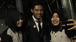 Gelandang Timnas Indoneisa, Evan Dimas, foto bersama fans saat tiba di Bandara Soekarno-Hatta, Tangerang, Rabu, (30/8/2017). Pemain Indonesia disambut para fans sepulangnya dari SEA Games di Malaysia. (Bola.com/M Iqbal Ichsan)
