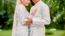 Penampilan Ayu Ting Ting dibalut baju kurung berwarna putih dan kerudungnya yang serasi di hari pertunangannya, sungguh memesona. [Foto: Instagram/ayutingting92]