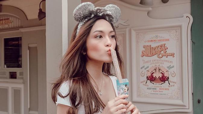 Gaya berpakaian Cindy Priscilla cenderung simple dan feminim namun tetap modis. (Liputan6.com/IG/@cindypriscilla)