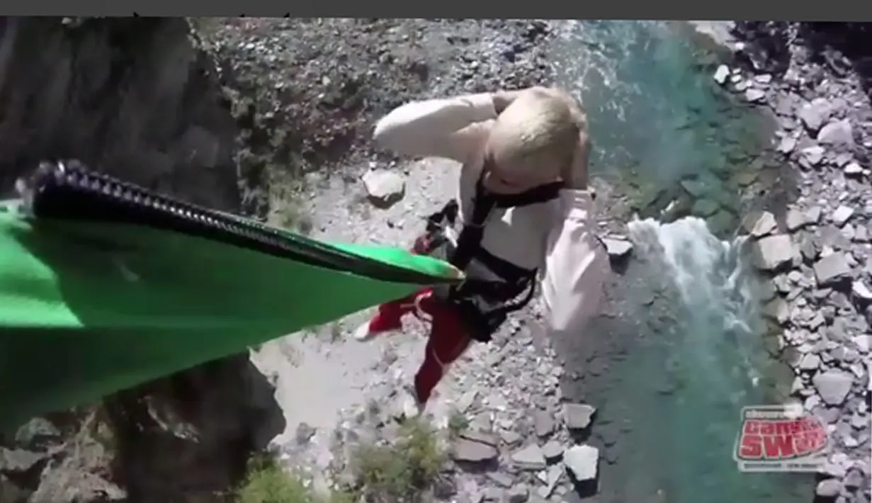 Di New Zealand, Justin Bieber tidak hanya bermain Bungee Jump. Justin juga dikabarkan berada di sebuah bar bersama seorang bartender wanita berambut blonde. Ia tampak senang dengan menari habiskan malam di tempat itu. (Instagram/justinbieber)