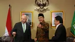 Menteri Agama Lukman Hakim Saifuddin (tengah) saat menerima Dubes Amerika Serikat untuk Indonesia, Joseph R Donovan di Kemenag, Jakarta, Selasa (7/2). Kunjungan tersebut untuk memperbanyak kerjasama di bidang pendidikan. (Liputan6.com/Helmi Fithriansyah)