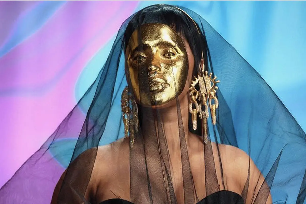 Cardi B Tampil Dramatis Menutupi Wajahnya dengan Topeng Emas di AMAs 2021