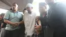 Mengenakan baju koko dan peci berwarna putih, suami mendiang Mpok Alpa, Aji Darmaji, tak bisa menyembunyikan raut kesedihan di wajahnya. (KapanLagi.com/Budy Santoso)