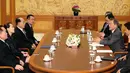 Suasana pertemuan adik perempuan Pemimpin Korea Utara Kim Jong-un, Kim Yo Jong dengan Presiden Korea Selatan Moon Jae-in di rumah presiden di Seoul, Korea Selatan, Sabtu, (10/2). (Kim Ju-sung/Yonhap via AP)