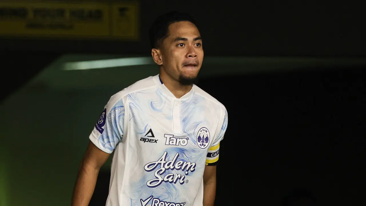 Reva Adi Utama saat PSIM Yogyakarta bertanding melawan Persebaya Surabaya pada BRI Super League 2025/2026 di Stadion Gelora Bung Tomo, Surabaya, Jumat (8/8/2025). 