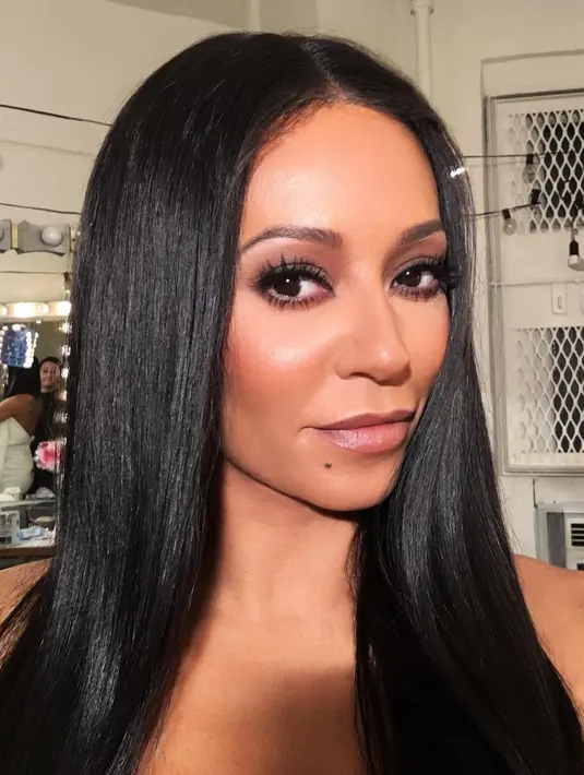 Host The Real, Loni Love menanyakan siapa saja yang akan hadir dalam pernikahan tersebut dan Mel B pun menjawab dengan jujur. (instagram/officialmelb)