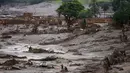 Suasanan  kota Bento Rodrigues pasca disapu luapan lumpur akibat bocornya bendungan di  kawasan Mariana, Brazil, (8/11/2015).  Dua orang tewas dan puluhan orang hilang akibat peristiwa ini. (REUTERS/Ricardo Moraes)