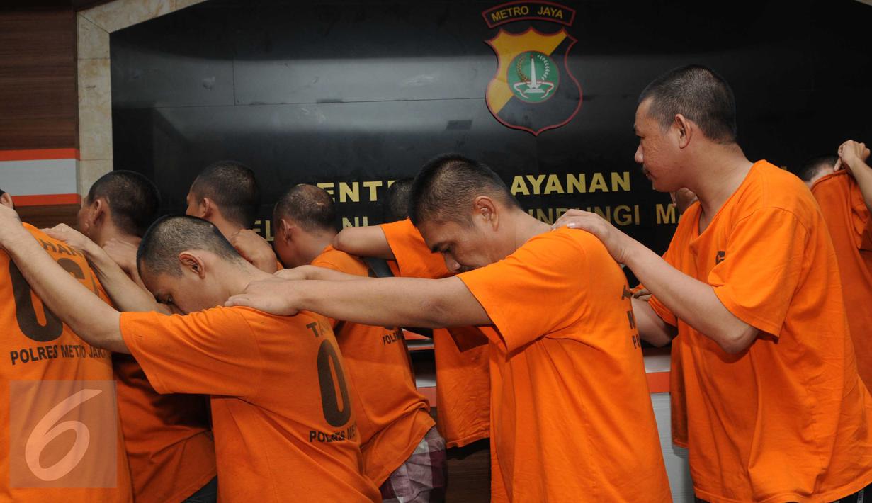 Para tersangka pemilik Narkoba saat berada di Polres Jakarta Timur, Sabtu (6/2). 55 orang tersangka termasuk seorang oknum pegawai Pemda ditangkap. (Liputan6.com/Helmi Afandi)