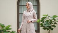 7 Model Gamis Brokat Blazer Panjang untuk Siluet Lebih Anggun dan Elegan di 2025