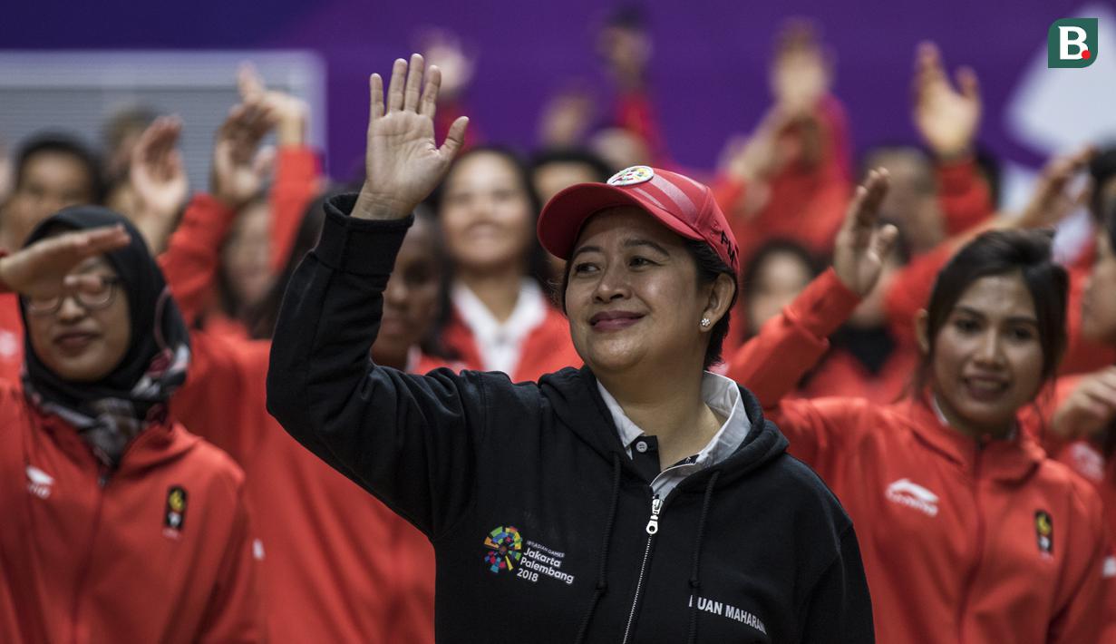 Menko PMK, Puan Maharani, mengikuti flash mob bersama para atlet saat acara pengukuhan kontingen Indonesia di Istora Senayan, Jakarta, Minggu (5/8/2018). Pada Asian Games XVIII, Indonesia menurunkan 938 atlet. (Bola.com/Vitalis Yogi Trisna)