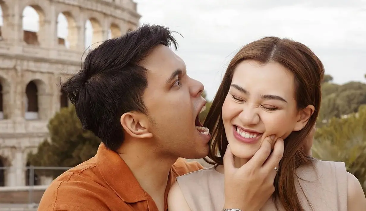 Aaliyah dan Thariq honeymoon ke Italia. Sedangkan Sarah dan Azriel berlibur ke Prancis. Lewat Instagram masing-masing, keduanya membagikan potret gaya liburan yang memukau. [@aaliyah.massaid].