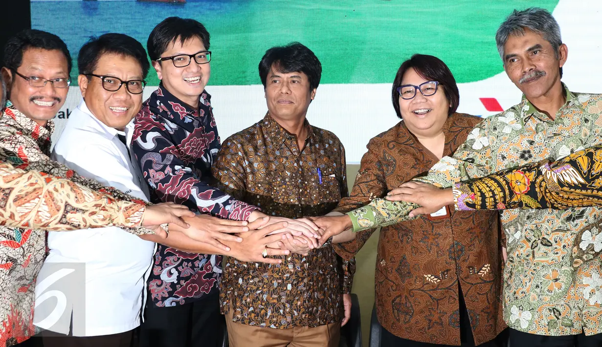 Dirut PT Pertamina Elia Massa Manik (keempat kiri) foto bersama usai jumpa pers di Gedung Pertamina, Jakarta, Kamis (16/3). Elia dipilih berdasarkan keputusan dari Rapat Umum Pemegang Saham (RUPS). (Liputan6.com/Angga Yuniar)