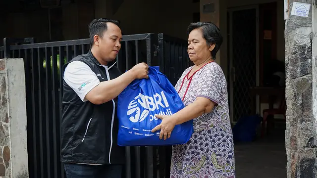 BRI Group Salurkan 100 Ribu Paket Sembako di Berbagai Wilayah Indonesia