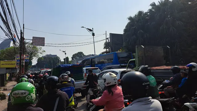 Pengerjaan Saluran Air di Simpang Pondok Pinang Jaksel Bikin Jalanan Macet Parah